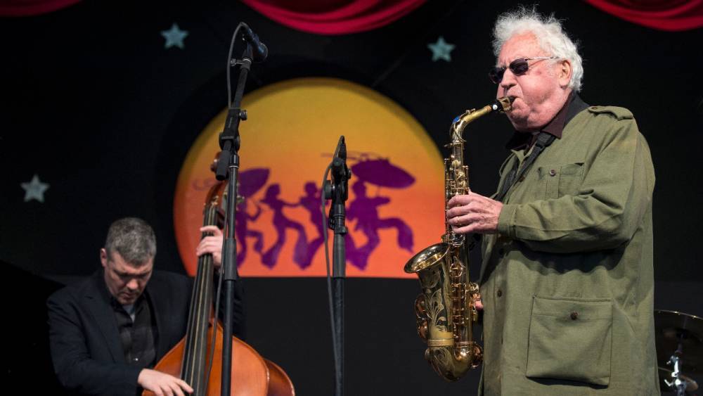 Miles Davis - Lee Konitz, Jazz Saxophone Great and Miles Davis Collaborator, Dies of Coronavirus Complications at 92 - hollywoodreporter.com - city Chicago