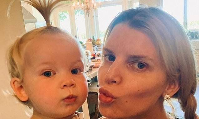 Jessica Simpson - Jessica Simpson continues to look gorgeous without a speck of makeup in new pic with baby Birdie Mae - dailymail.co.uk