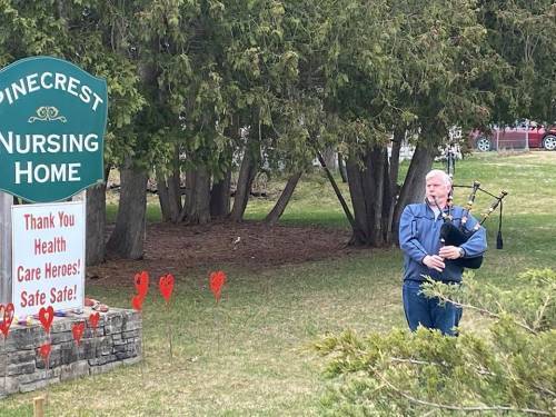 Easter Sunday - Scott Davidson - Bagpiper pays tribute to victims of COVID-19 at Pinecrest Nursing Home in Bobcaygeon - globalnews.ca