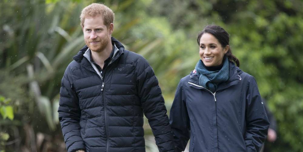 Meghan Markle - Meghan Markle and Prince Harry Spotted Walking Their Dogs While Wearing Face Masks in L.A. - harpersbazaar.com - Los Angeles - city Los Angeles