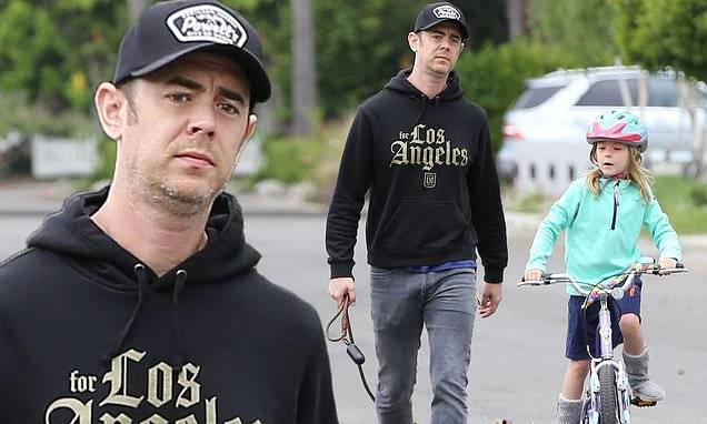 Tom Hanks - Colin Hanks - Colin Hanks skips his usual mask and gloves as he goes for a stroll with his daughter - dailymail.co.uk - France - Los Angeles - city Los Angeles