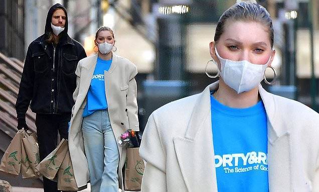 Elsa Hosk - Tom Daly - Vogue cover star Elsa Hosk and her boyfriend Tom Daly wear his-n-her masks to stock up on groceries - dailymail.co.uk - city New York - Denmark