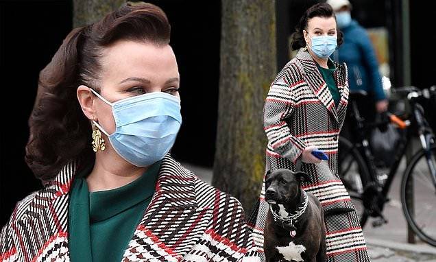 Debi Mazar - Debi Mazar seen out for the first time since recovering from COVID-19 in New York City - dailymail.co.uk - city New York - county Queens - Jamaica