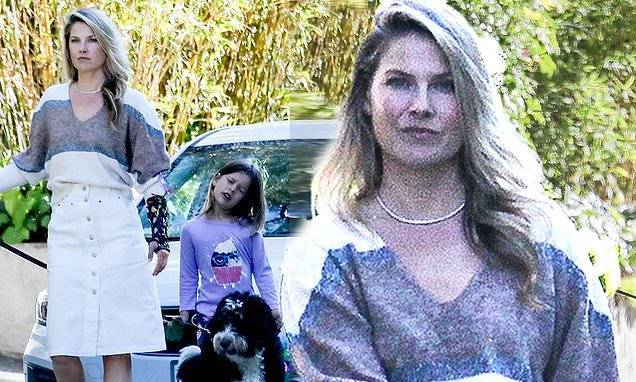 Ali Larter takes her kids and dog for a walk sans face mask during the prolonged stay-at-home order - dailymail.co.uk - county Pacific - state California - Los Angeles, state California