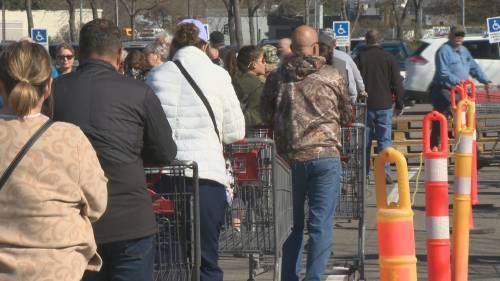 Hundreds line up for groceries in Kelowna - globalnews.ca