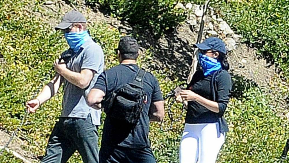 Harry Princeharry - Meghan Markle - Prince Harry and Meghan Markle Wear Face Masks While Walking Their Dogs in L.A. - Pic - etonline.com - Los Angeles - city Los Angeles
