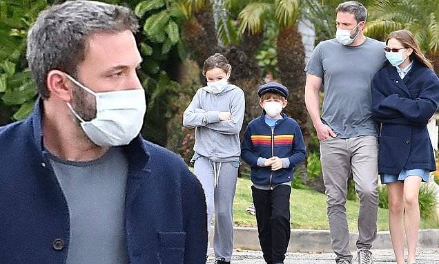 Ana De-Armas - Ben Affleck embraces his daughter Violet as he takes his children for a walk as they wear masks - dailymail.co.uk - Los Angeles - city Los Angeles - city Santa Monica
