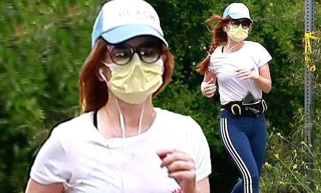 Isla Fisher dons a face mask and track pants as she takes a jog in LA during break from quarantine - dailymail.co.uk - Los Angeles - city Los Angeles