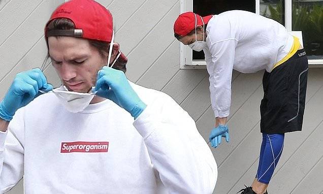 Ashton Kutcher - Ashton Kutcher stretches in activewear and face mask as he waits for takeout in LA during quarantine - dailymail.co.uk - Los Angeles - city Los Angeles