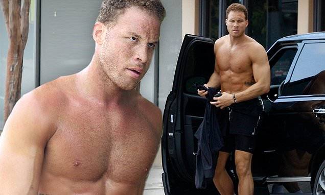 Blake Griffin - Blake Griffin shows off his rippling muscles as he goes shirtless for a juice run in Los Angeles - dailymail.co.uk - Los Angeles - city Los Angeles - city Detroit