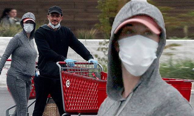 Katy Perry and Orlando Bloom don medical face masks for a Target trip after stopping by In-N-Out - dailymail.co.uk - Los Angeles
