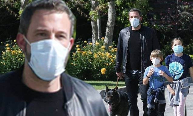 Jennifer Garner - Ben Affleck joins his kids in wearing face masks while taking his dog out for a morning walk - dailymail.co.uk - Los Angeles