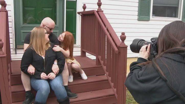 Lauren Dugan - Toms River - Front Steps Project celebrates family time with photographs - fox29.com - state New Jersey - city Williamstown