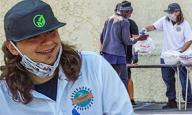 Michael Jackson - Prince Jackson hands out free meals with the Heal Los Angeles organization - dailymail.co.uk - Los Angeles - city Los Angeles