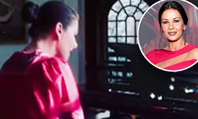 Paul Maccartney - Catherine Zeta-Jones shows off her piano and singing skills during her quarantine for COVID-19 - dailymail.co.uk - city Chicago