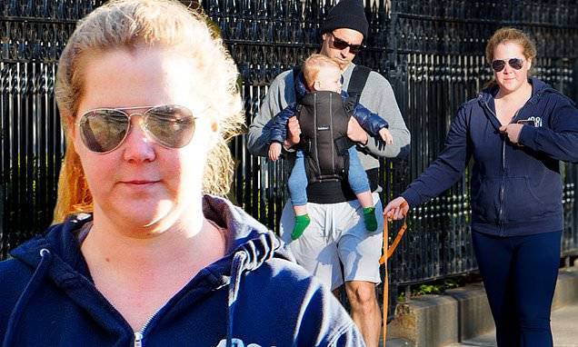 Amy Schumer - Chris Fischer - Amy Schumer gets some fresh air with hubby Chris Fischer and baby Gene - dailymail.co.uk - New York - city New York