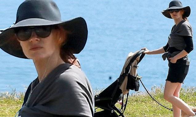 Jessica Chastain - Jessica Chastain stretches her legs with a walk by the coast while dealing with quarantine - dailymail.co.uk