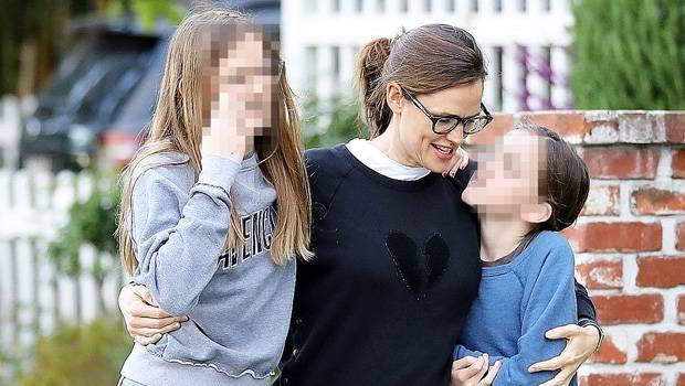 Seraphina Affleck - Jennifer Garner Hugs Her 2 Daughters On Adorable Family Fun Date Outside — New Pic - hollywoodlife.com - Los Angeles