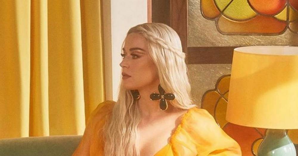 Katy Perry - Orlando Bloom - Pregnant Katy Perry hides baby bump as she stuns in plunging gold gown - mirror.co.uk