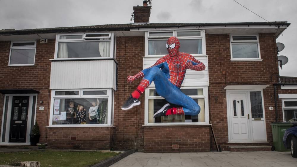 Spider-Man to the rescue! Superhero jogger cheers kids in England - rte.ie - New York - Britain