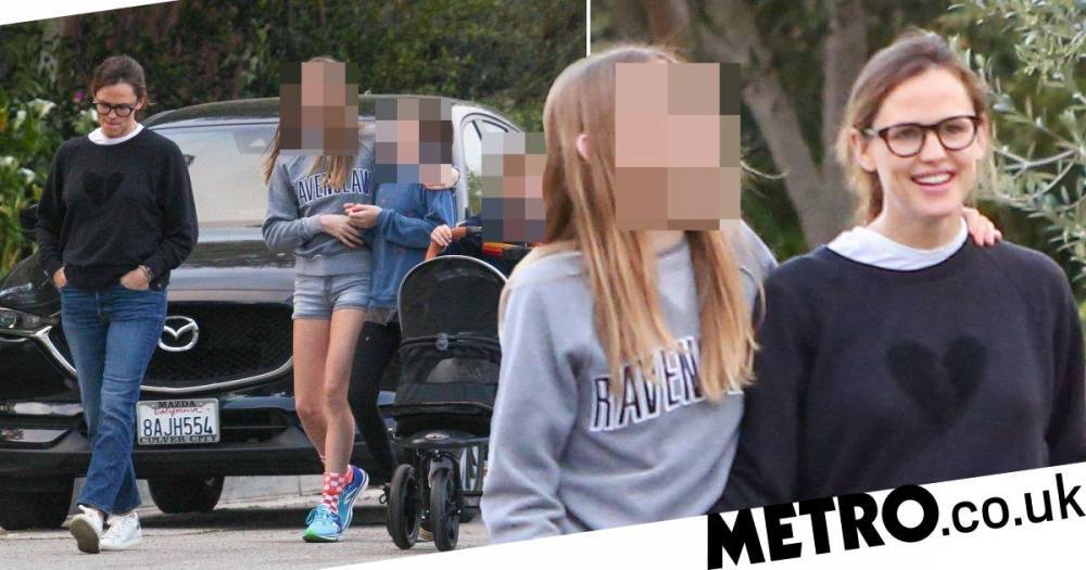 Jennifer Garner enjoys break from quarantine to get some fresh air with her kids during coronavirus lockdown - metro.co.uk - Usa - Britain - Los Angeles