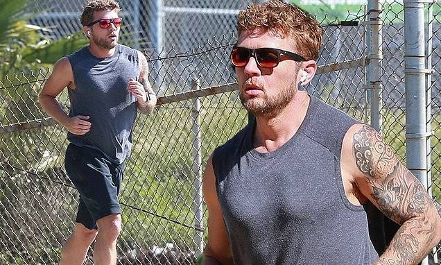 Ryan Phillippe - Ryan Phillippe shows off his fit form during afternoon jog in Santa Monica... amid Covid-19 pandemic - dailymail.co.uk - city Santa Monica