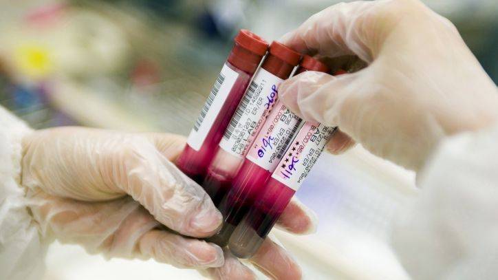 FDA modifies donor restrictions to allow some gay men to donate blood amid shortage due to COVID-19 - fox29.com - Usa - Los Angeles - county Cross