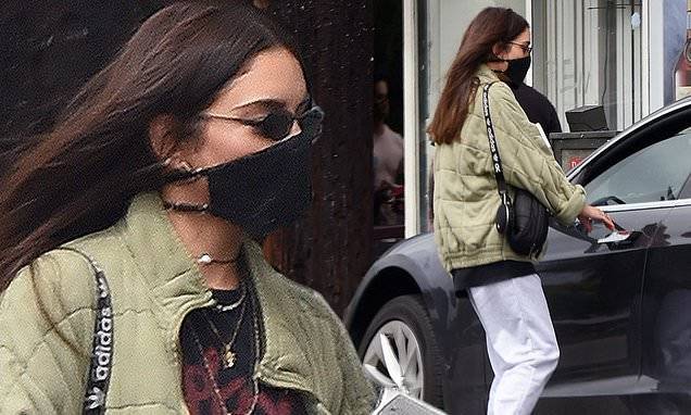 Vanessa Hudgens - Vanessa Hudgens takes a self-isolation break as she steps out with a mask to run errands in LA - dailymail.co.uk - Los Angeles