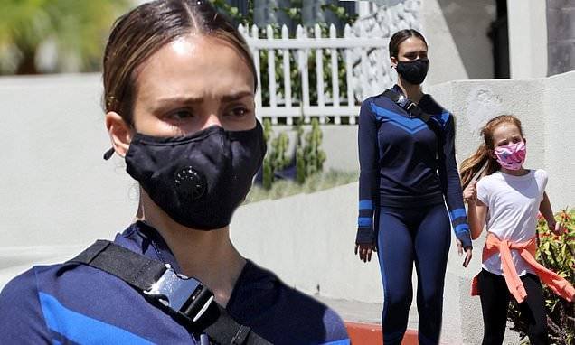 Jessica Alba - Jessica Alba and her daughter Haven cover up with masks for a brisk walk around the neighborhood - dailymail.co.uk - city Beverly Hills