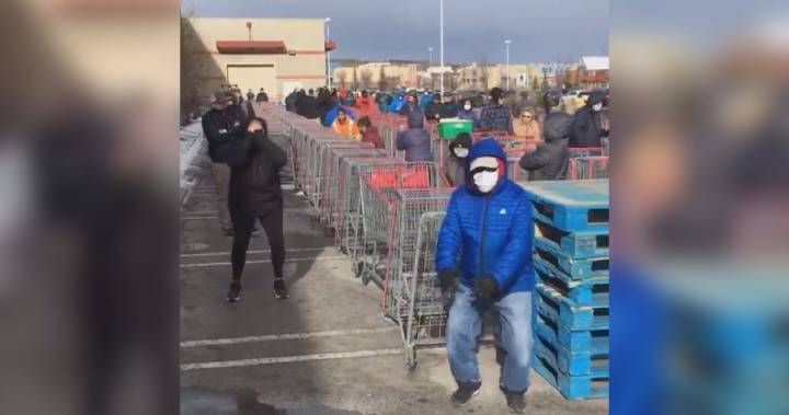 Coronavirus: Calgary doctor leads workout as people wait in line at Costco - globalnews.ca