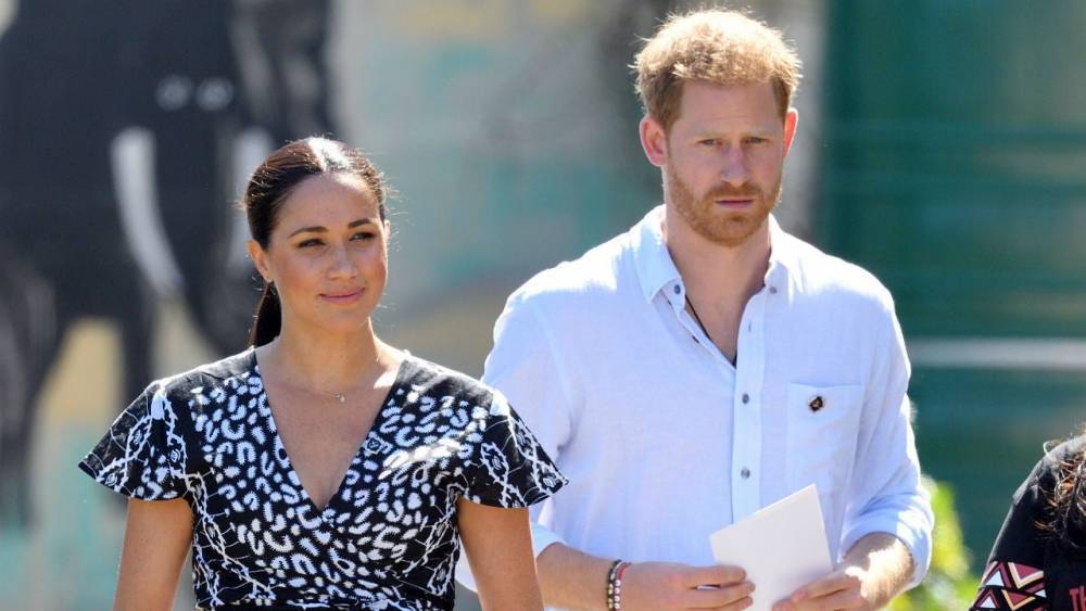 Meghan Markle - Meghan Markle and Prince Harry Share Subtle PDA While Volunteering in Los Angeles: Pic - etonline.com - Los Angeles - city Los Angeles