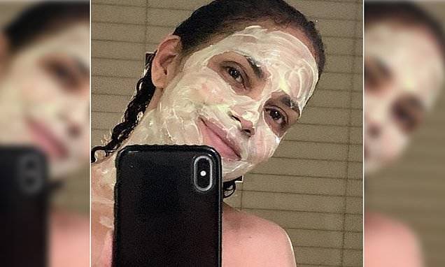 Halle Berry - Halle Berry, 53, shares fresh out of the shower selfie as she indulges in Selfcare Sunday - dailymail.co.uk - Los Angeles