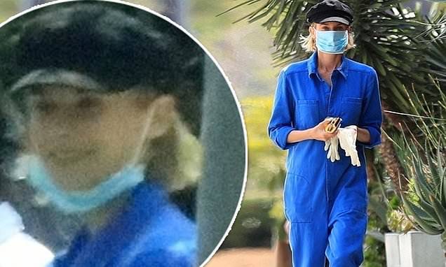 Diane Kruger - Los Angelesthe - Diane Kruger rocks a royal blue jumpsuit and a facemask - dailymail.co.uk - Los Angeles