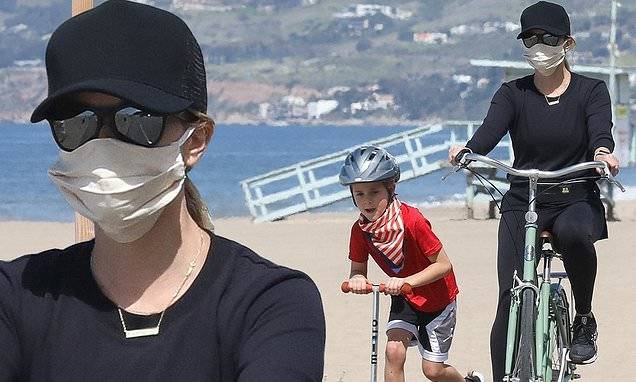 Reese Witherspoon - Little Lies - Reese Witherspoon stays active on a bike ride with her seven-year-old son Tennessee in Malibu - dailymail.co.uk - county Pacific - state Tennessee