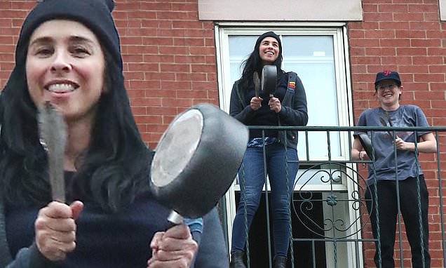Annie Segal - Sarah Silverman performs her daily cheer for emergency workers battling COVID-19 - dailymail.co.uk - city New York