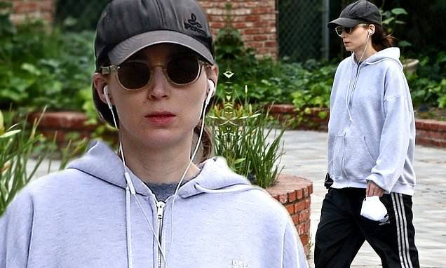 Joaquin Phoenix - Rooney Mara cuts a casual figure in a hoodie and baseball cap as she takes a break from quarantine - dailymail.co.uk - Los Angeles - city Los Angeles