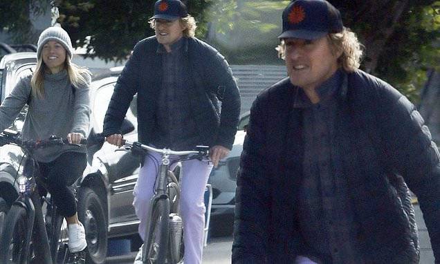 Owen Wilson - Owen Wilson bundles up in blue as he takes a bike ride with a female friend during quarantine - dailymail.co.uk - city Venice