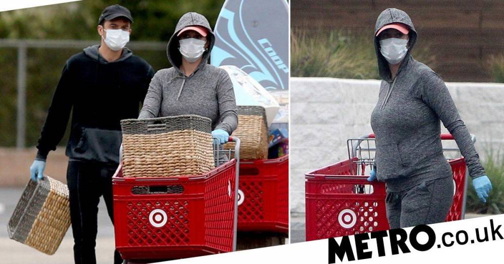 Katy Perry - Orlando Bloom - Parents-to-be Katy Perry and Orlando Bloom stay safe with masks to go food shopping amid pandemic - metro.co.uk - state California