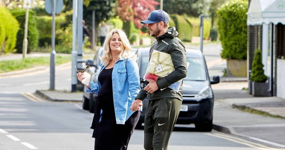 Danielle Armstrong - Tom Edney - Danielle Armstrong flaunts blossoming baby bump as she steps out with fiancé Tom Edney - ok.co.uk - Britain - county Ray