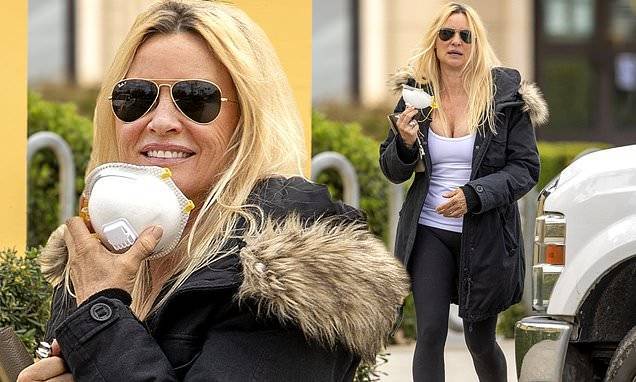 Nicollette Sheridan emerges from her house to pick up take out from her favorite sushi restaurant - dailymail.co.uk - Britain