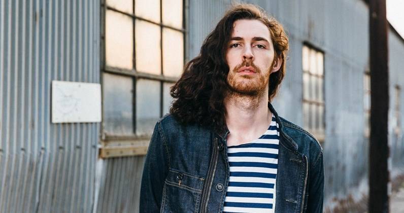 Hozier's charity single The Parting Glass performed on RTE's The Late Late Show set for the Official Irish Singles Chart - officialcharts.com - Ireland