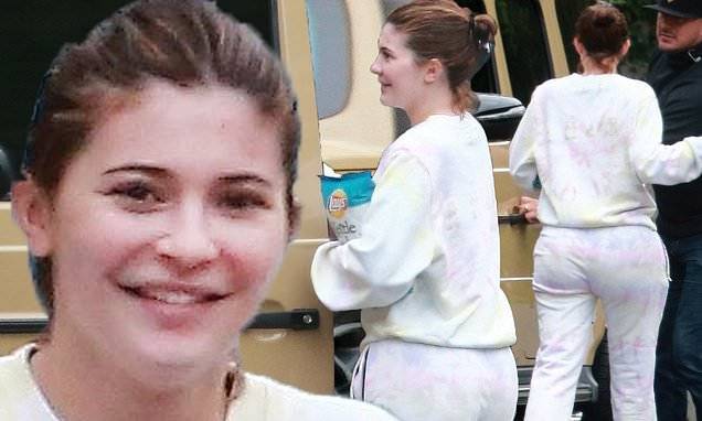 Kylie Jenner - Makeup-free Kylie Jenner looks unrecognizable as she pays a visit to BFF Stassie's house - dailymail.co.uk - city Beverly Hills