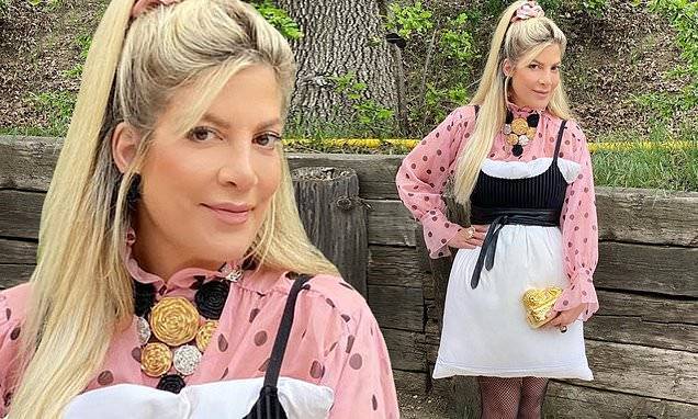 Tori Spelling takes part in pillow challenge in 'mixed vintage' ensemble with 'wink to Donna Martin' - dailymail.co.uk