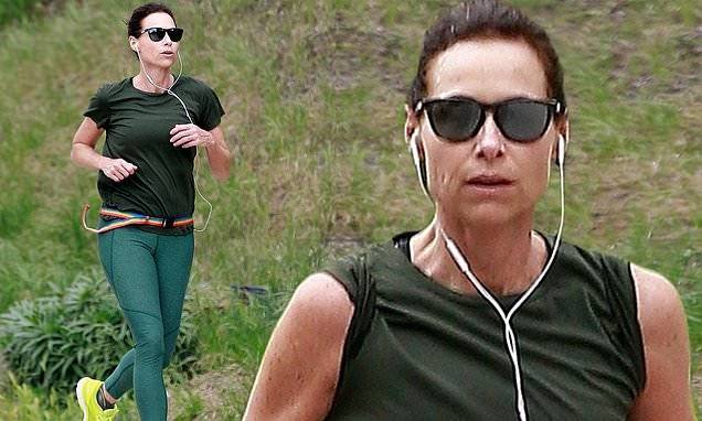 Minnie Driver shows off her fit figure in green as she takes jog during break from quarantine in LA - dailymail.co.uk - Los Angeles - city Los Angeles