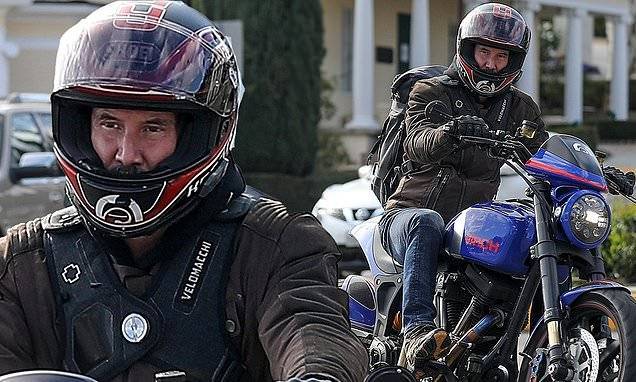 Keanu Reeves - Keanu Reeves goes for a motorcycle ride in Beverly Hills amid the coronavirus outbreak - dailymail.co.uk - Los Angeles - city Los Angeles - city Beverly Hills - county Reeves