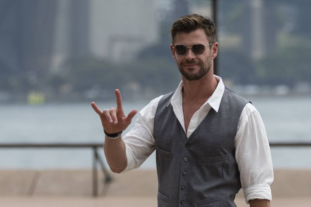 Chris Hemsworth - Chris Hemsworth Is Equal Parts Impressed And Worried By Determined Fan On A Motorbike - etcanada.com - India - Australia