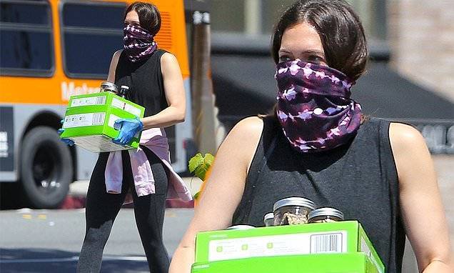 Eric Garcetti - Mandy Moore - Mandy Moore shows off her muscular arms in a tank top as she carries two boxes of food - dailymail.co.uk - Los Angeles - state California - city Pasadena, state California