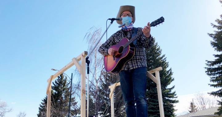 Calgary Coronavirus - Coronavirus: Calgary musician launches Curbside Concerts - globalnews.ca