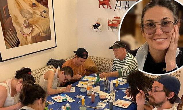 Bruce Willis - Demi Moore - Demi Moore and Bruce Willis have a painting party while quarantining together - dailymail.co.uk - state Idaho