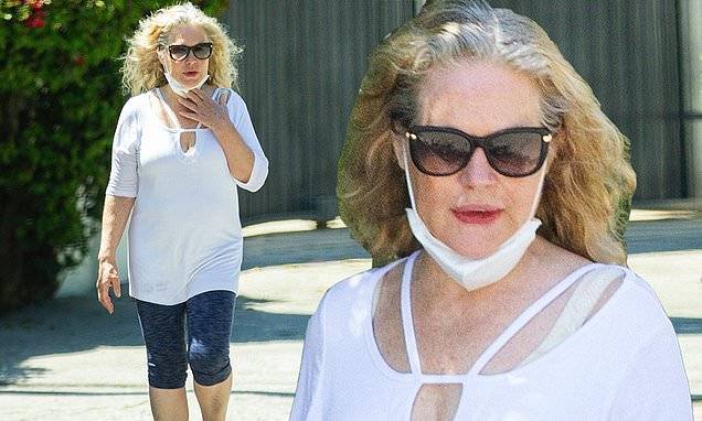 Beverly D'Angelo of National Lampoon's Vacation films dons face mask as she steps out in LA - dailymail.co.uk - Los Angeles - county Hill - county Los Angeles - city Hollywood, county Hill